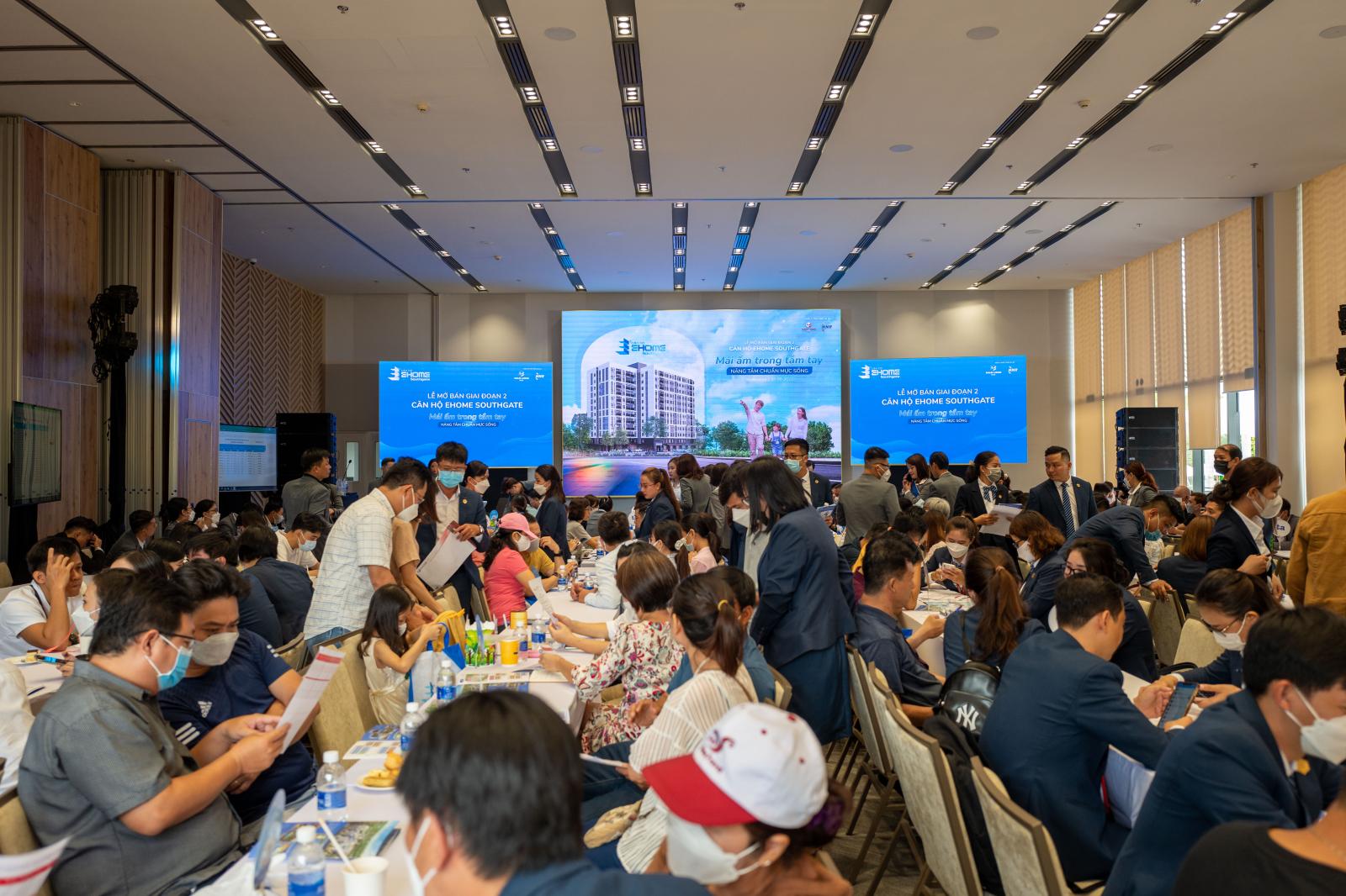 h&igrave;nh kh&aacute;ch h&agrave;ng tham gia sự kiện mở b&aacute;n