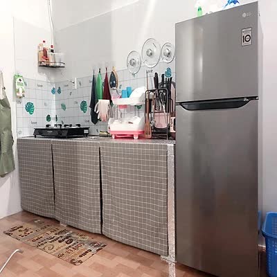 Decor bếp phòng trọ với mẫu rèm họa tiết kẻ caro hiện đại.