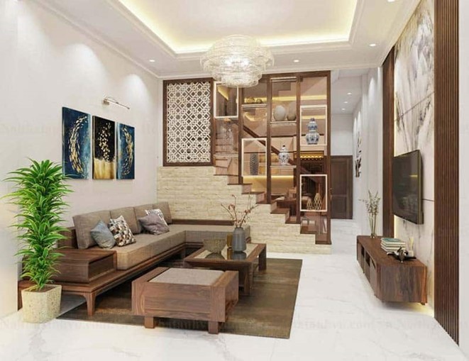 Ph&ograve;ng kh&aacute;ch nh&agrave; ống 5 tầng c&oacute; thiết kế đơn giản với bộ sofa gỗ t&ocirc;ng m&agrave;u tự nhi&ecirc;n tạo cảm gi&aacute;c th&acirc;n thiện, ấm &aacute;p.