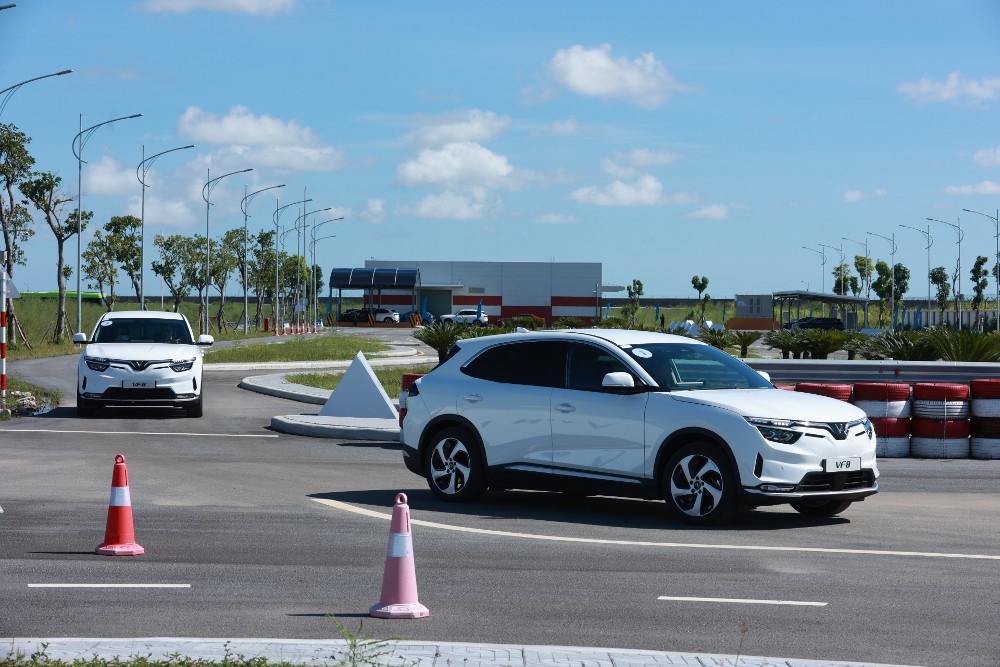 gi&uacute;p di chuyển an to&agrave;n, hiệu quả tr&ecirc;n cả đường cao tốc v&agrave; đ&ocirc; thị.