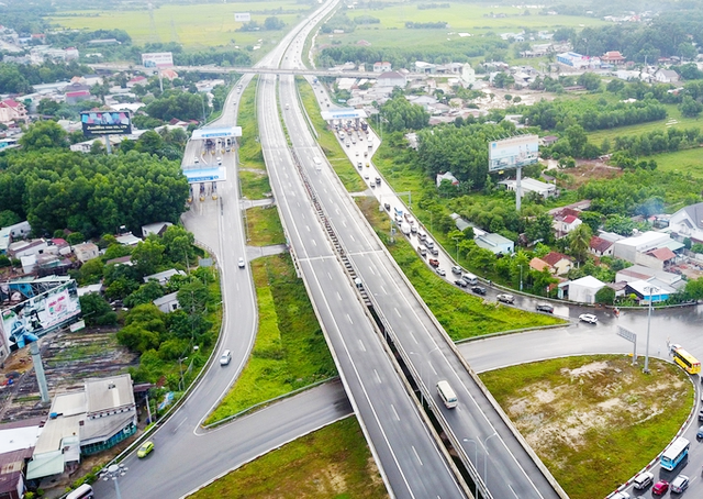 H&igrave;nh ảnh đoạn tuyến cao tốc đ&atilde; ho&agrave;n th&agrave;nh v&agrave; đi v&agrave;o hoạt động