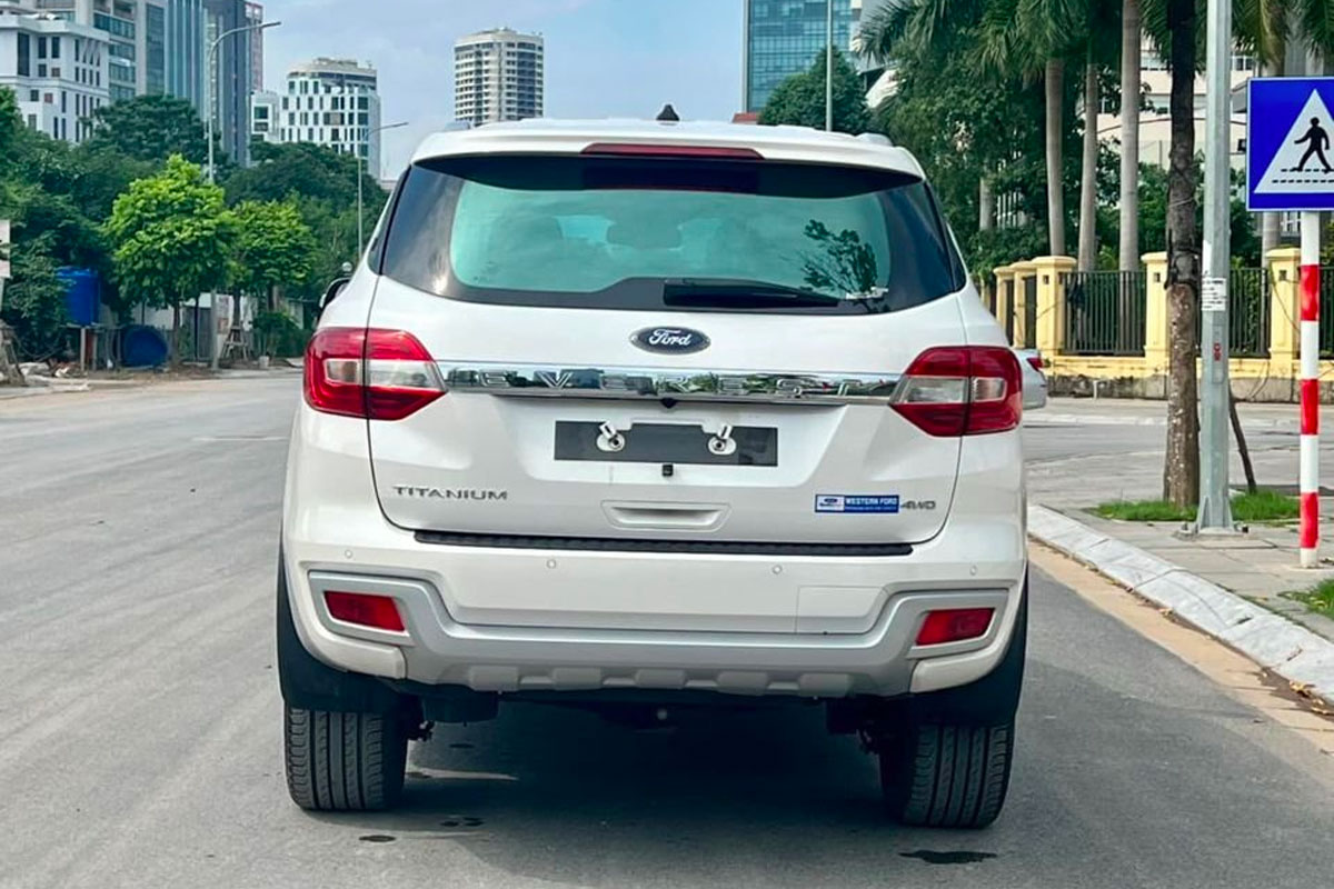 Điểm nhấn của Ford Everest bản Titanium 4x4 ch&iacute;nh l&agrave; trang bị động cơ Bi-Turbo Diesel 2.0L - i4 TDCi. 