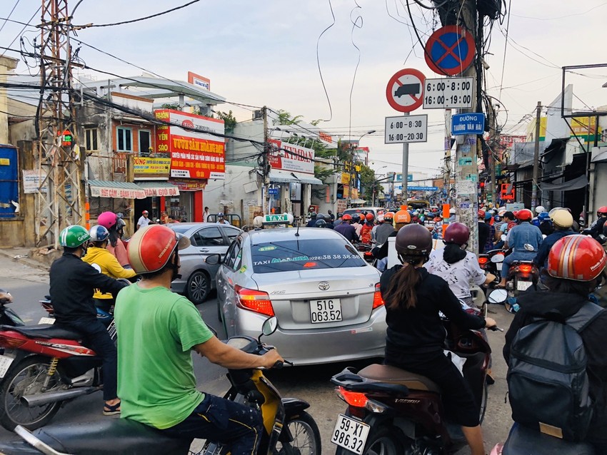 Kẹt xe tr&ecirc;n đường L&ecirc; Văn Việt quận 9