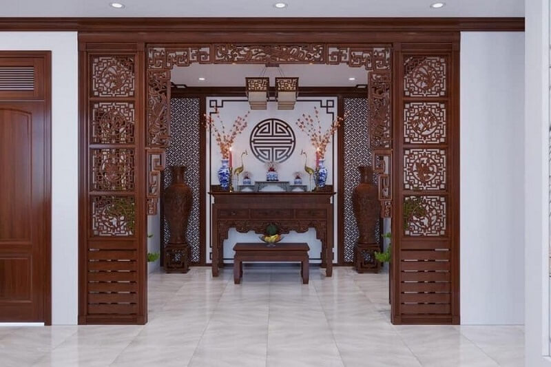 Phòng thờ được gia chủ lựa chọn chất liệu gỗ tự nhiên, chạm khắc tinh tế với gam màu trầm tạo sự tôn nghiêm, trang trọng.