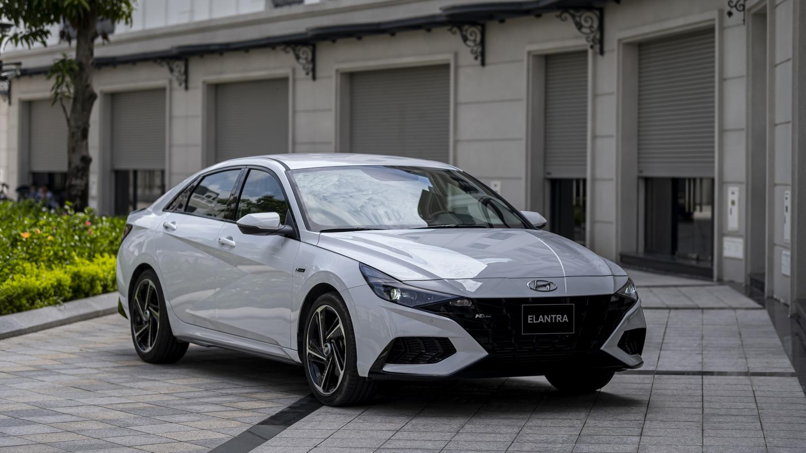 Hyundai Elantra 2023 chính thức khuấy đảo cuộc chơi với diện mạo hoàn toàn mới, bắt mắt, hiện đại và giàu cảm xúc hơn .