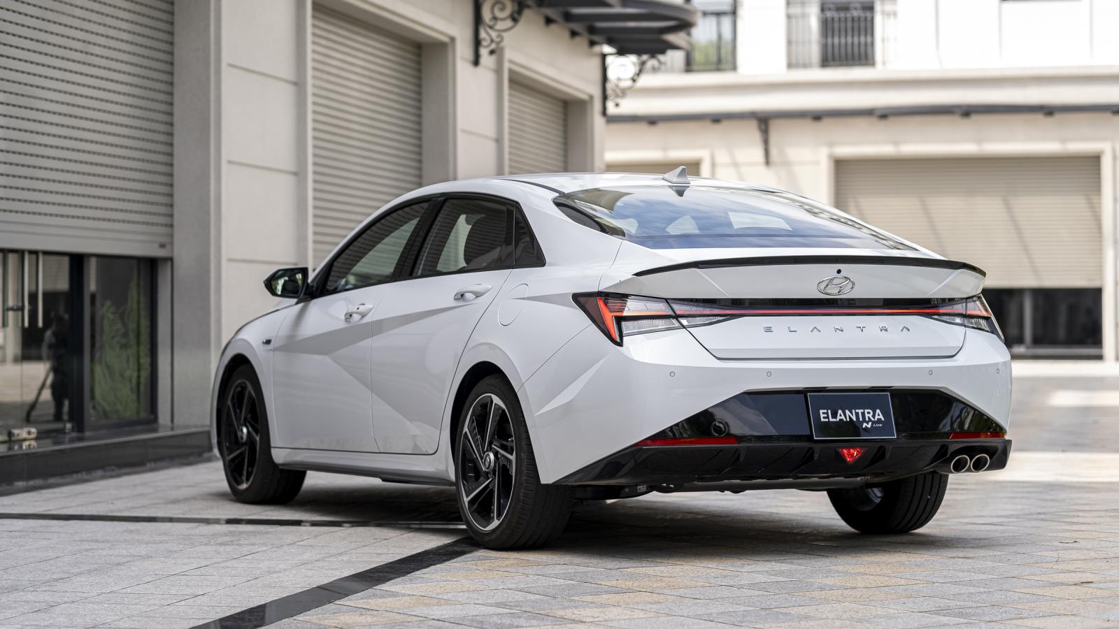 Vẻ đẹp thể thao, gợi cảm của Hyundai Elantra khi nhìn từ bên hông.