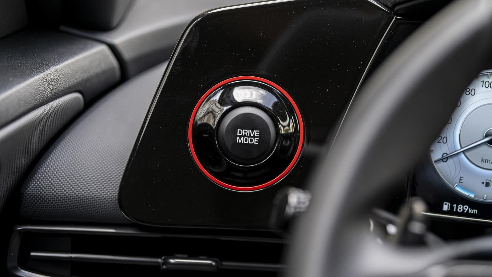 Nút tùy chỉnh hệ thống lái trên Hyundai Elantra mang đến những trải nghiệm thú vị ở nhiều địa hình khác nhau.