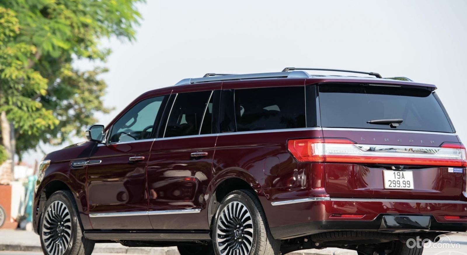 Ngoại hình to lớn, mạnh mẽ Lincoln Navigator Black Label L.