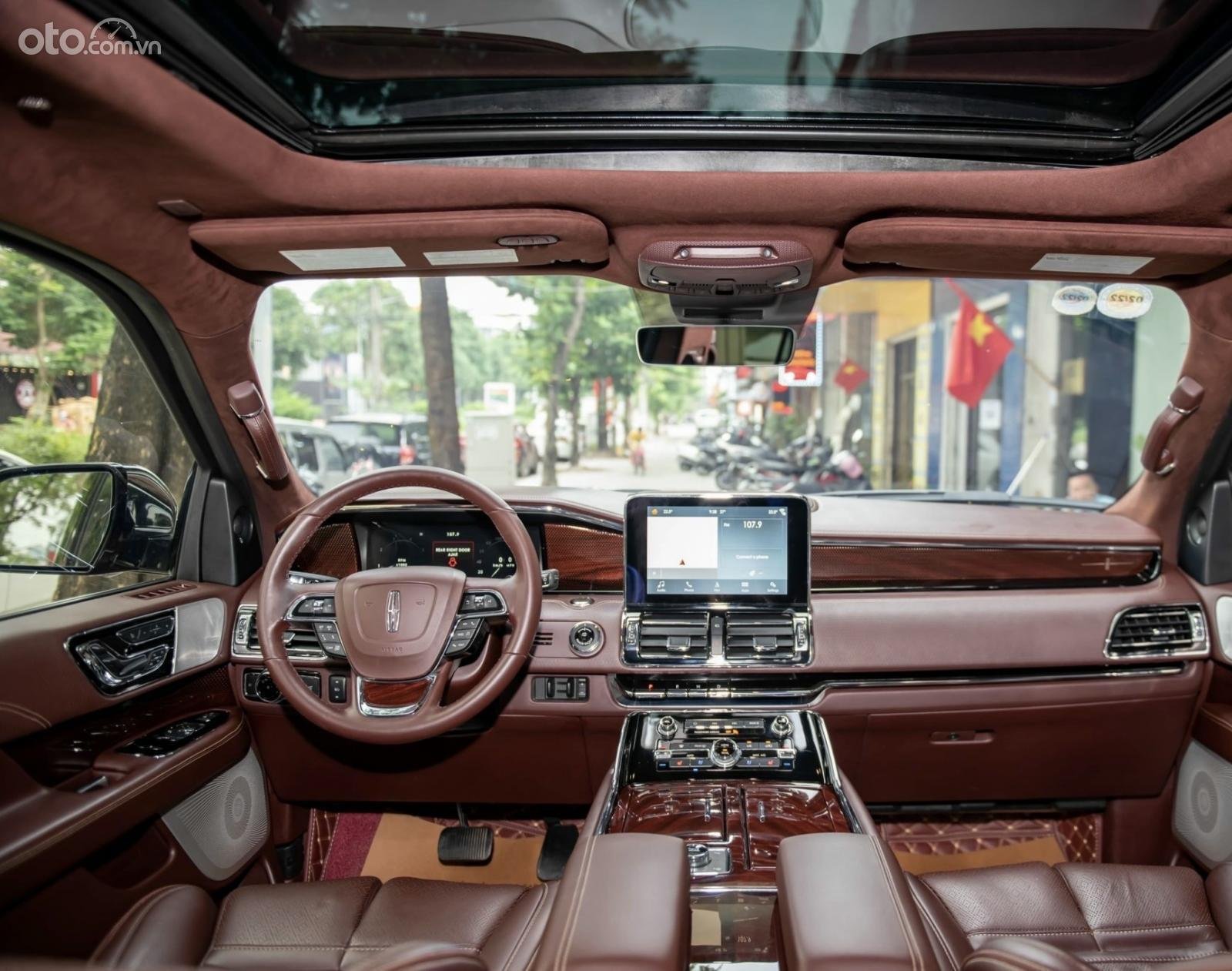 khoang nội thất Lincoln Navigator Black Label L cao cấp hơn hẳn với chất liệu da Mahogany Red Venetian cổ điển.