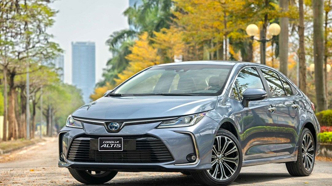 Toyota cũng gây ấn tượng khi trang bị bản Hybrid cực kỳ tiết kiệm nhiên liệu trên Corolla Altis