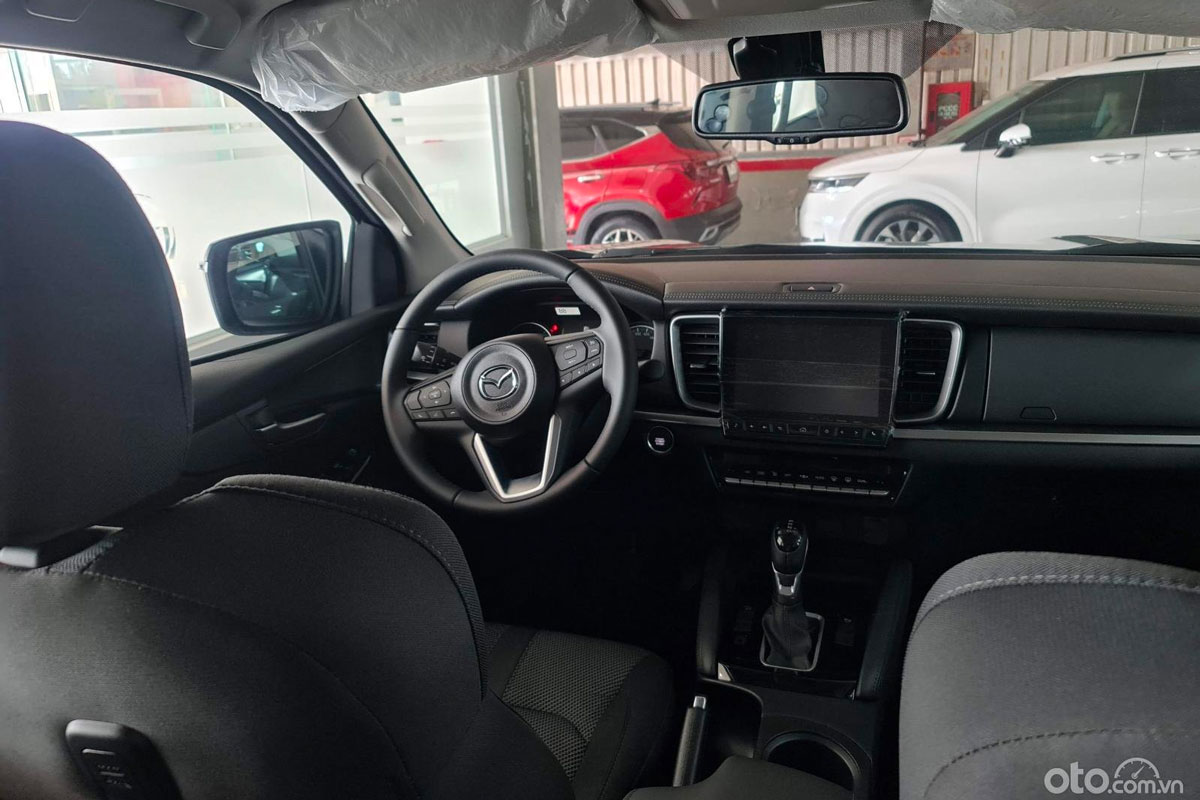 So s&aacute;nh Mazda BT-50 v&agrave; Toyota Hilux cũ: Về cabin