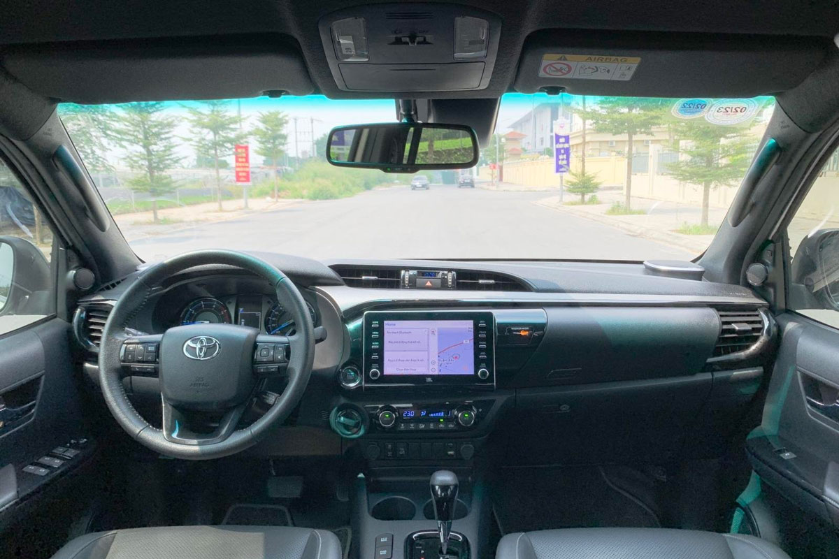 So s&aacute;nh Mazda BT-50 v&agrave; Toyota Hilux cũ: Về cabin