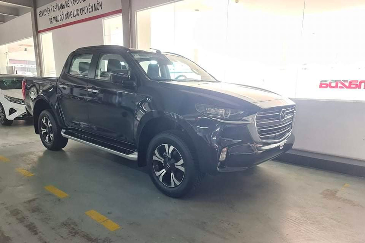 So s&aacute;nh Mazda BT50 v&agrave; Toyota Hilux cũ: Về trang bị ngoại thất