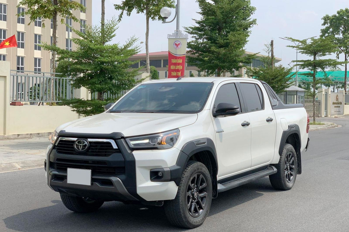 Toyota Hilux c&oacute; k&iacute;ch cỡ nhỉnh hơn đ&aacute;ng kể so với Mazda BT-50