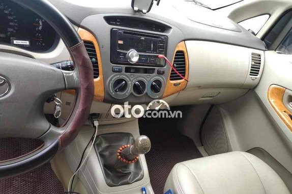 Nội thất xe Toyota Innova 2010 1