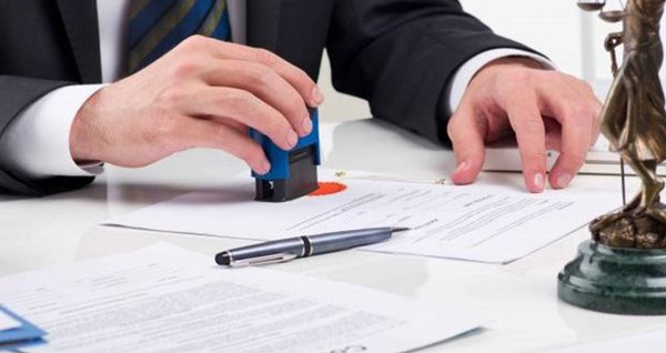 đ&oacute;ng dấu, k&yacute; t&ecirc;n thuế mua b&aacute;n nh&agrave; đất
