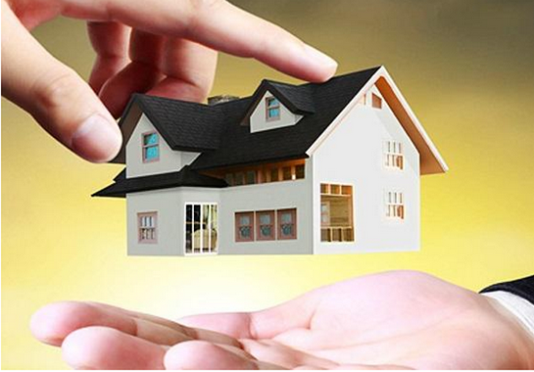 h&igrave;nh ảnh b&agrave;n tay đỡ lấy m&ocirc; h&igrave;nh ng&ocirc;i nh&agrave; minh họa cho thuế b&aacute;n nh&agrave;