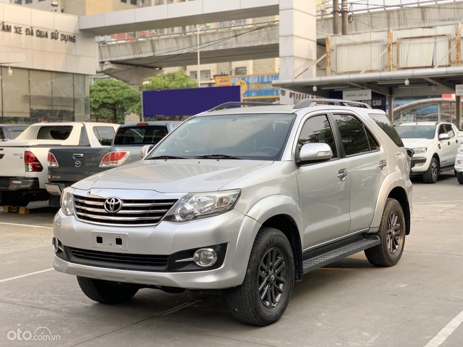 Toyota Fortuner 2016 sở hữu vẻ ngoài cứng cáp, bền dáng.
