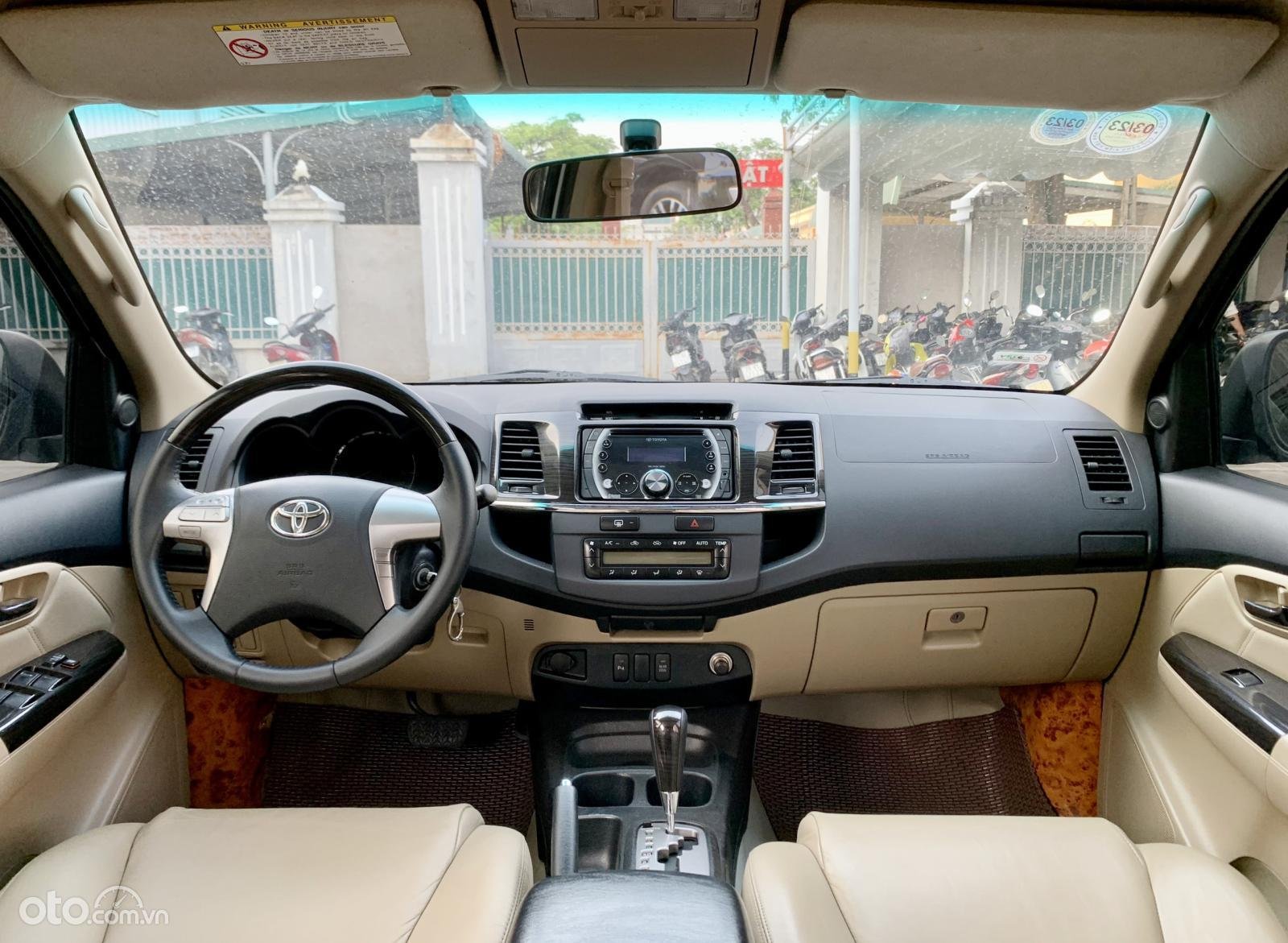 Nội thất rộng rãi, trang bị đủ dùng.