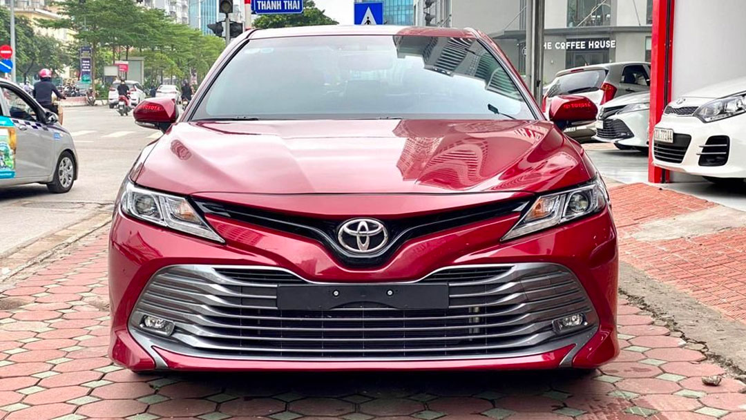 So s&aacute;nh xe Toyota Camry 2022 v&agrave; Toyota Camry 2021: Về ngoại thất
