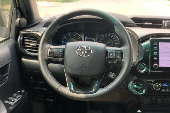 L&aacute;i thử Toyota Hilux cũ gi&uacute;p bạn đ&aacute;nh gi&aacute; to&agrave;n diện chất lượng c&ograve;n lại của chiếc xe 1