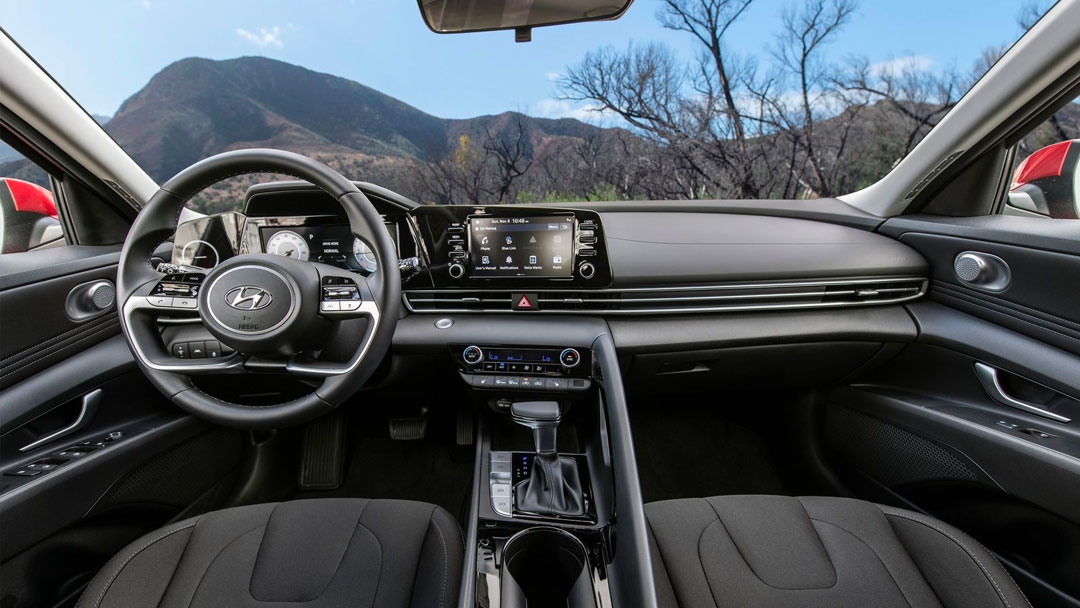 dạng 4 chấu với hai chấu dưới bố trí nằm ngang, giống các mẫu xe Audi mới.
