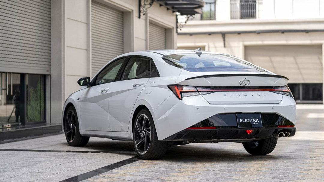 Đuôi xe Hyundai Elantra 2023 bản N-Line
