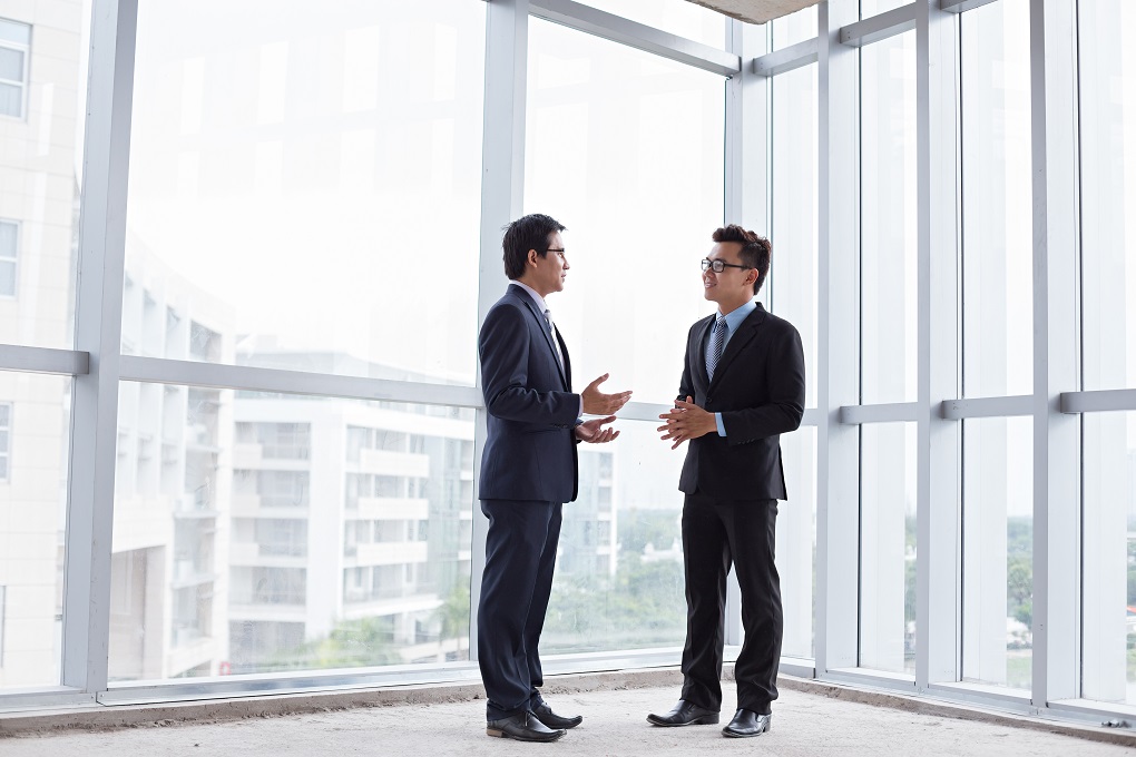 Hình ảnh môi giới bất động sản đang trao đổi với khách hàng