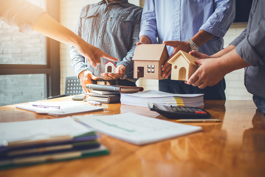 Định giá tài sản quá cao so với giá trị thực, áp đặt ý kiến lên khách hàng là những sai lầm cơ bản mà môi giới bất động sản cần tránh. 