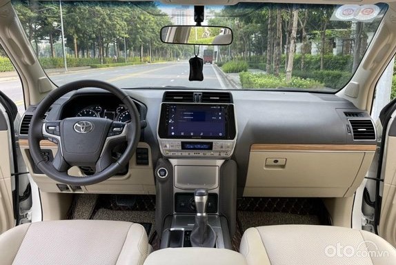 Khoang nội thất xe Toyota Land Cruiser Prado 1