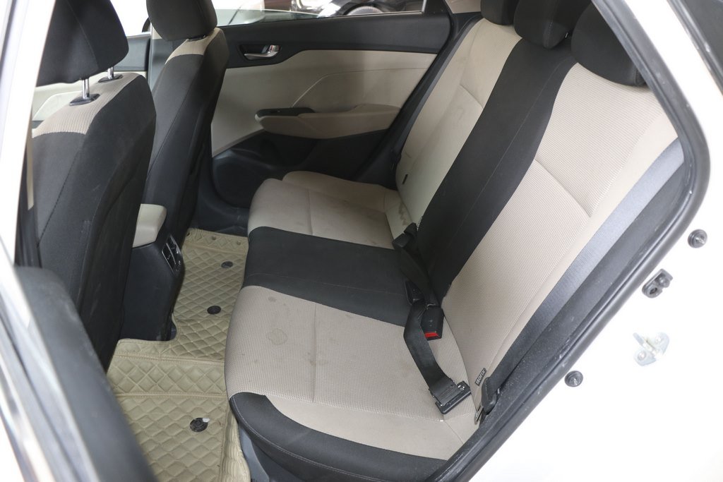 hàng ghế thứ 2 trên Hyundai Accent 2021.