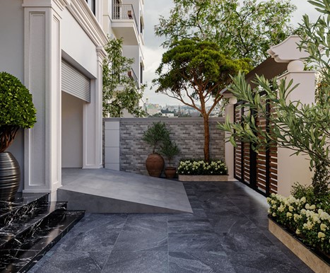 Khu vực trước nhà được bố trí lối lên xuống thoai thoải giúp gia chủ dễ dàng lái xe ô tô vào ra căn nhà. Không gian sân vườn sau ngập tràn nắng gió và cây xanh