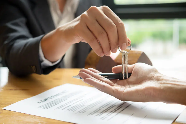 môi giới nhà đất trao chìa khóa nhà cho khách hàng