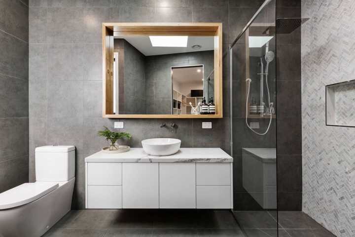 Ph&ograve;ng vệ sinh được trang bị đầy đủ c&aacute;c thiết bị hiện đại, tạo sự thoải m&aacute;i khi sử dụng.