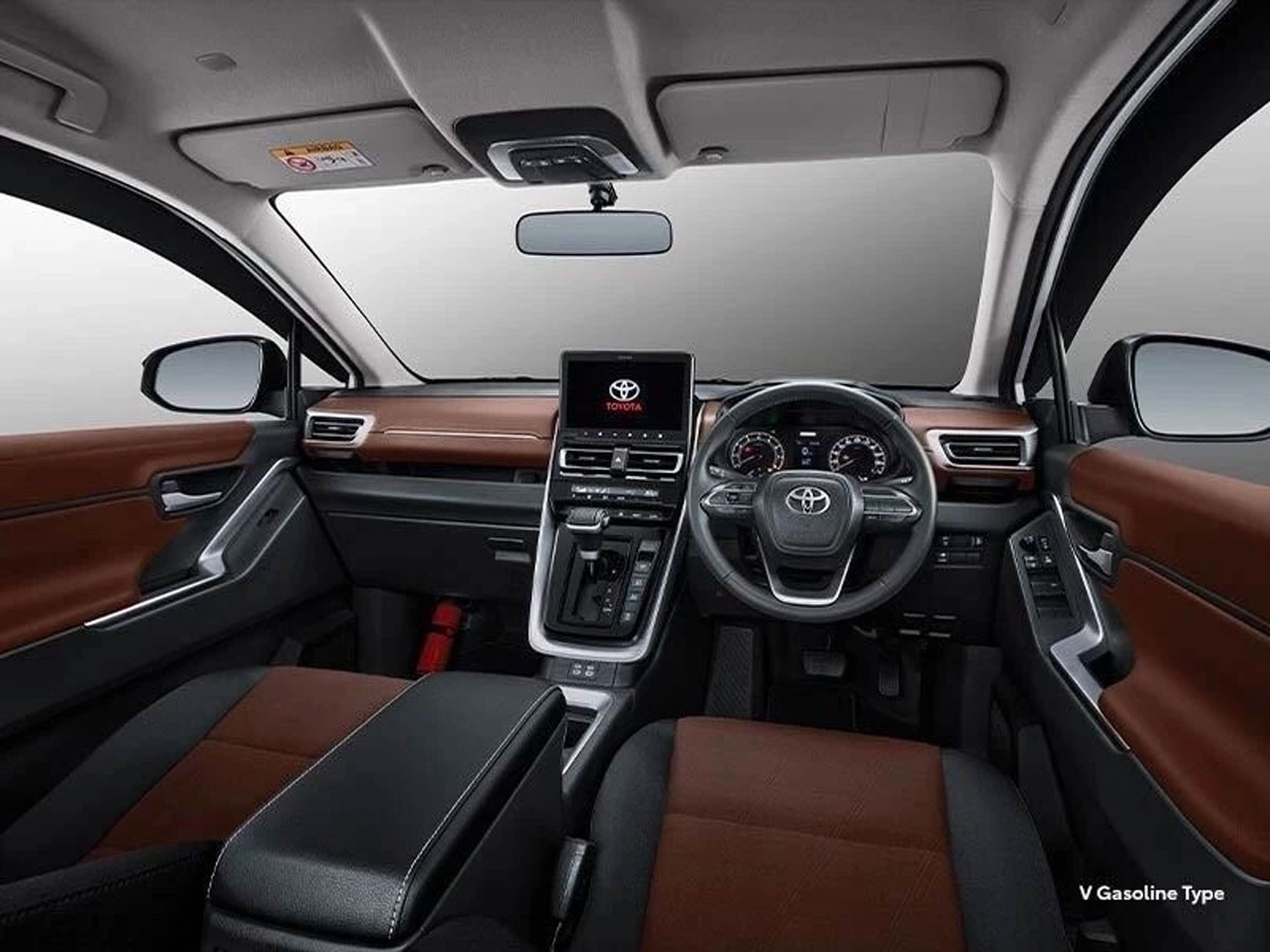 Cabin Toyota Innova 2023 cũng được làm mới với cách phối màu nâu-đen