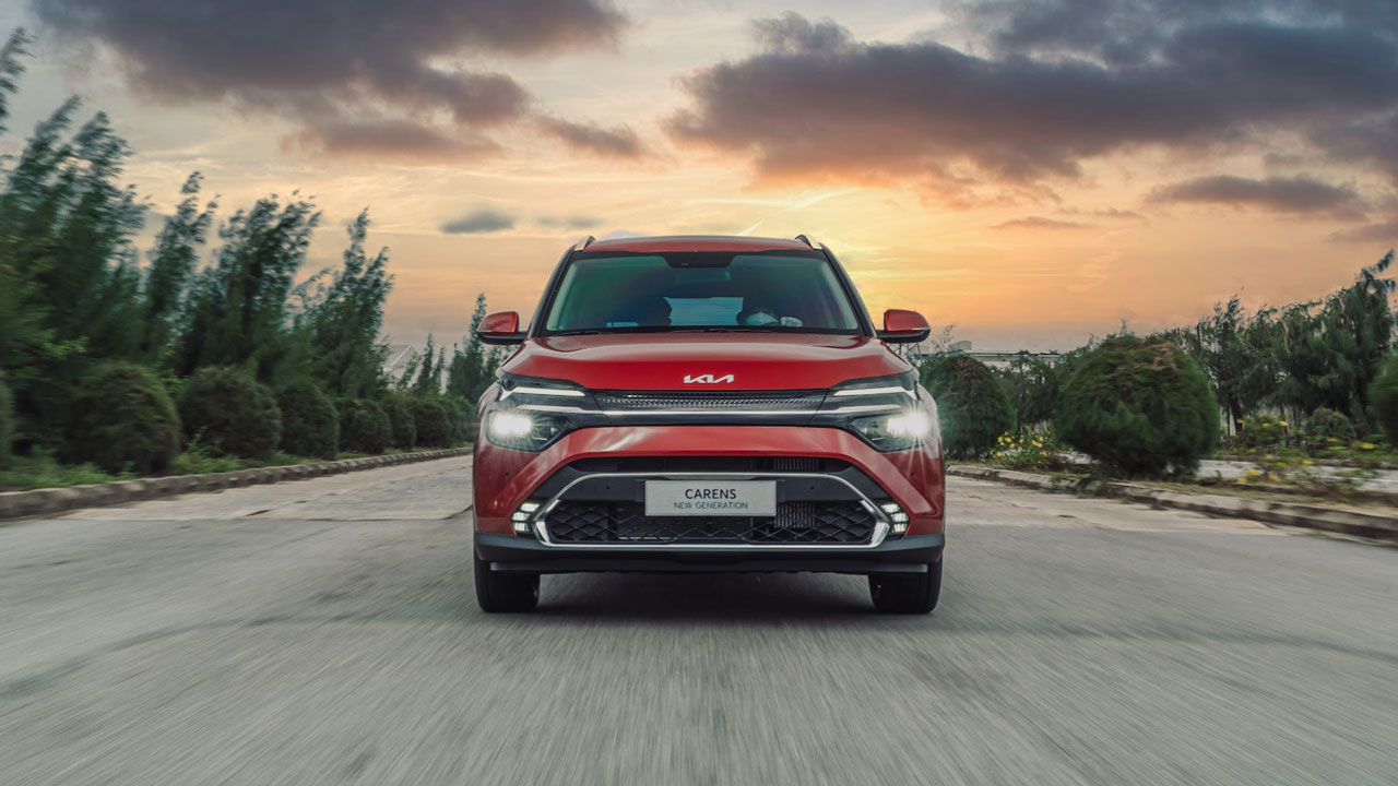 KIA Carens phiên bản Signature 1.5D được trang bị cụm đèn chiếu sáng full LED dạng chóa