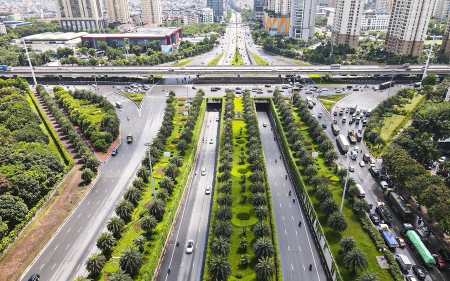 Hình ảnh một đoạn Đại lộ Thăng Long nhìn từ trên cao