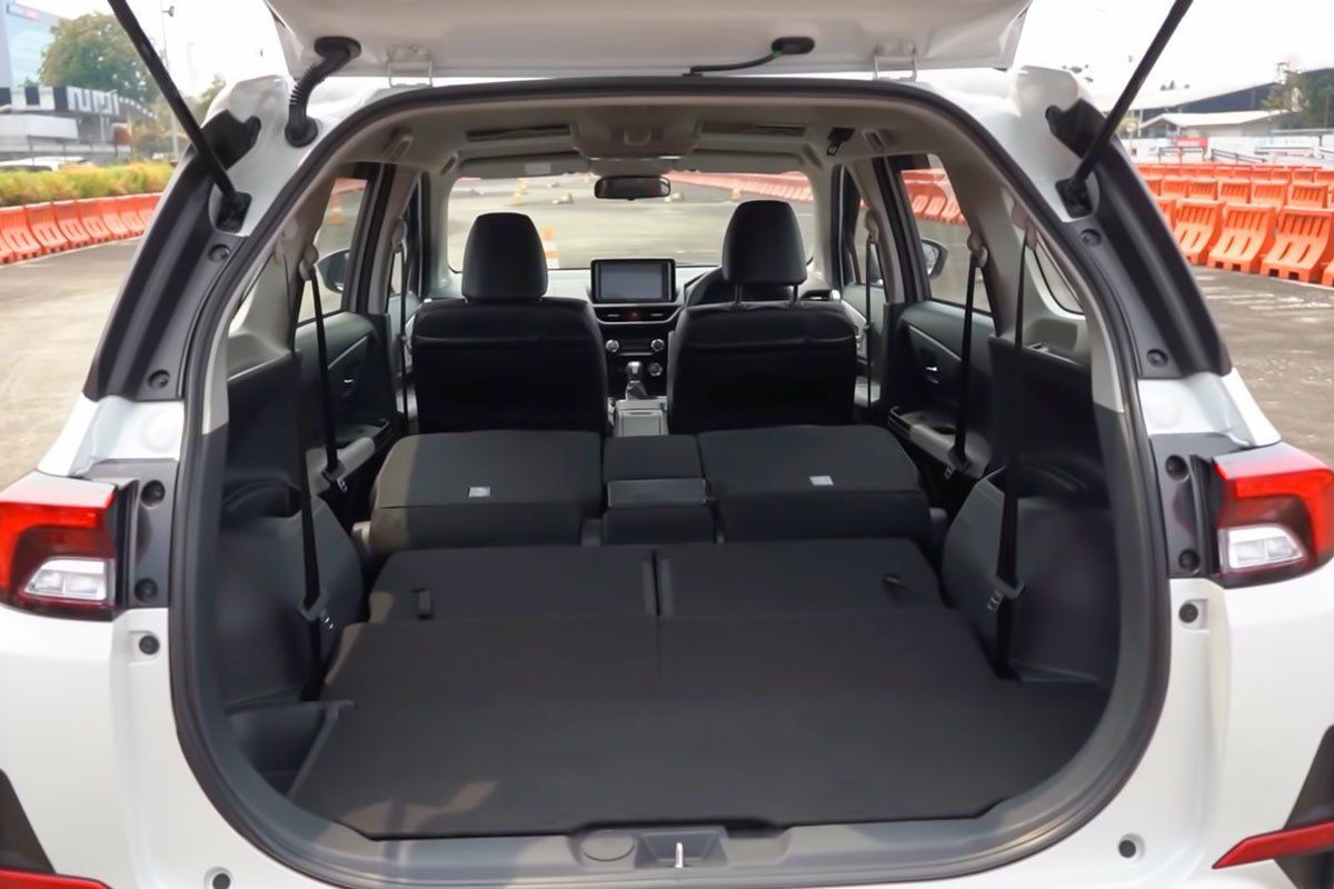 Dung tích khoang hành lý của Toyota Veloz Cross đạt 498 lít. 1