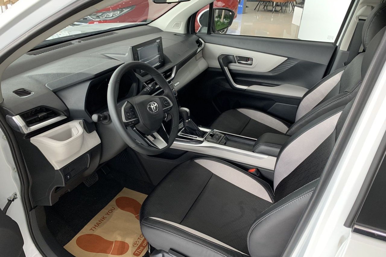 Ghế ngồi trên xe Toyota Veloz Cross bọc da pha nỉ 1