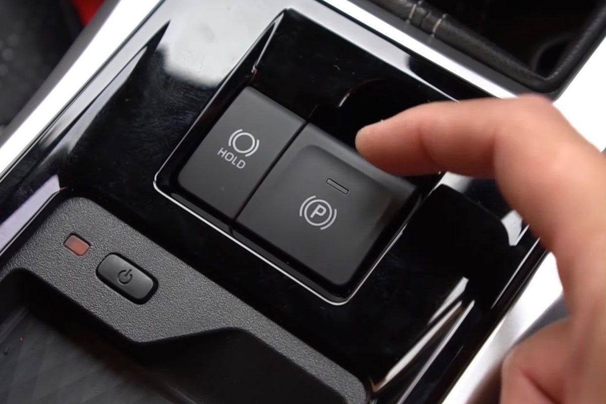 Phanh tay điện tử và chức năng giữ phanh Auto Hold trên xe Toyota Veloz Cross 1