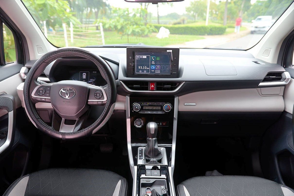 Khoang lái của Toyota Veloz Cross vay mượn khá nhiều đường nét của Toyota Avanza 1