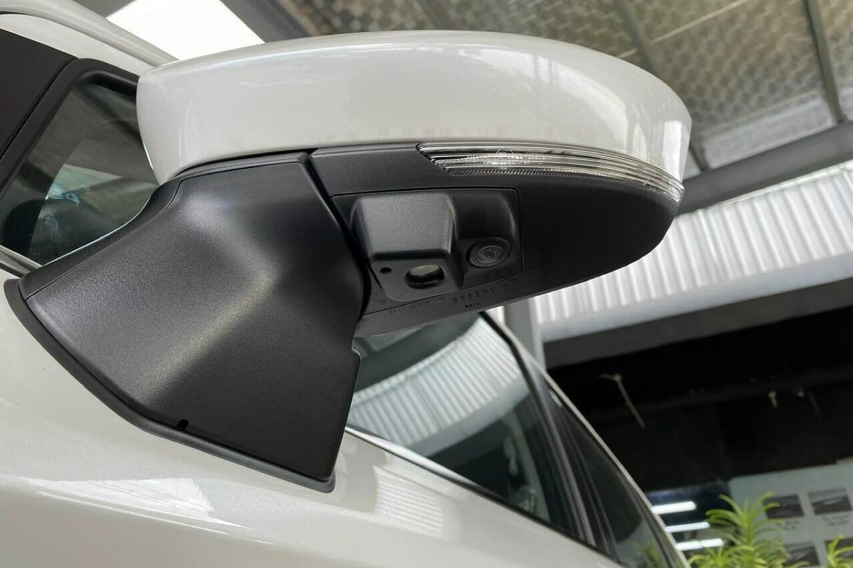 Gương chiếu hậu trên xe Toyota Veloz Cross 1