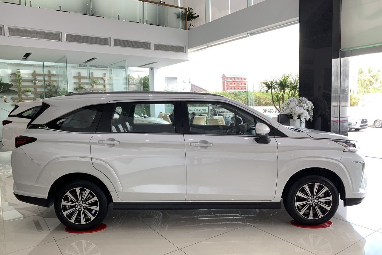 Thân xe Toyota Veloz Cross CVT Top xuất hiện đường gân nổi, chạy nang qua tay nắm cửa tạo nên sự liền mạch 1