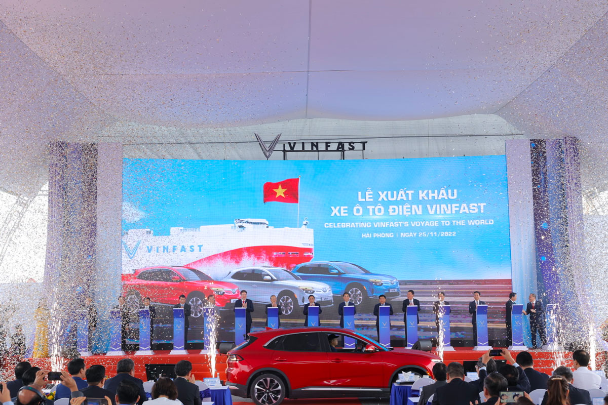 Các đại biểu bấm nút, chính thức xuất khẩu lô xe điện VF 8 sang thị trường Mỹ