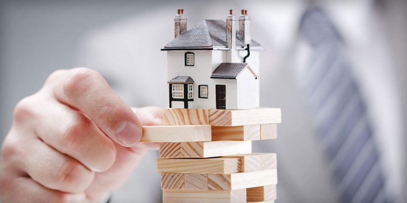 cận cảnh trò chơi rút gỗ, phía trên đặt mô hình ngôi nhà