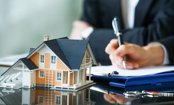 cận cảnh mô hình ngôi nhà, ký hợp đồng 
