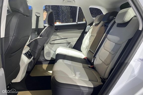 Ford Territory Trend kh&ocirc;ng c&oacute; t&iacute;nh năng l&agrave;m m&aacute;t, thiếu vắng cửa sổ trời, gạt mưa chỉnh tay. 1