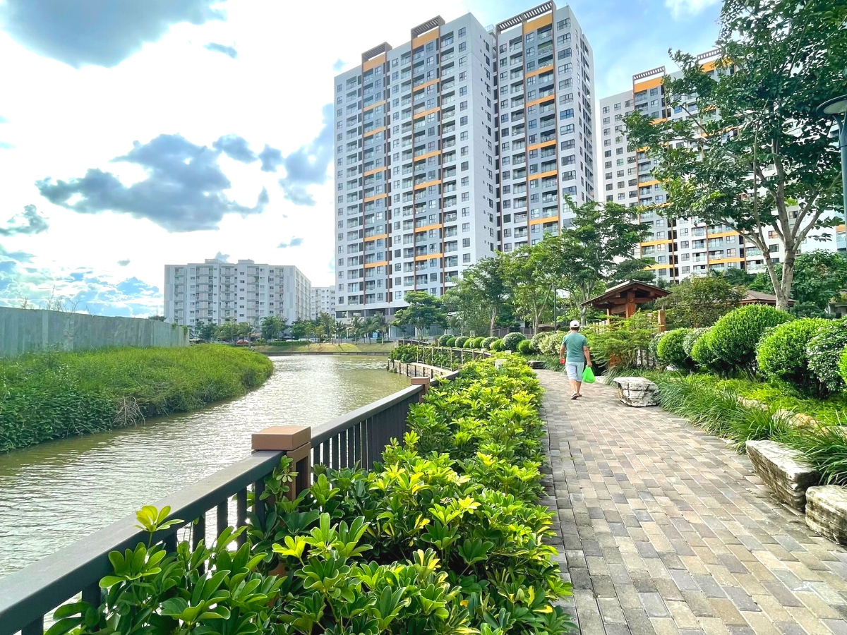Khuôn viên khu căn hộ Flora trong dự án KĐT Mizuki Park