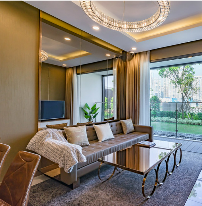 Cửa kính ban công đón sáng tự nhiên tối đa và tạo tầm nhìn thoáng đẹp.