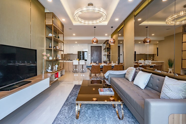 Phòng khách và không gian phòng ăn, bếp nấu được thiết kế theo phong cách mở, không tường ngăn rất thoáng.